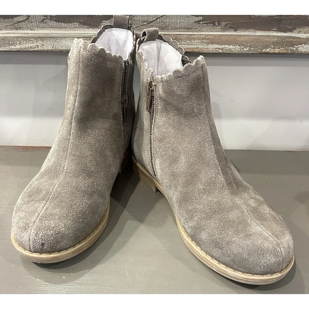L'amour Girls Nicola Scalloped Chelsea Boot Size 3 Taupe Suede Booties EUC